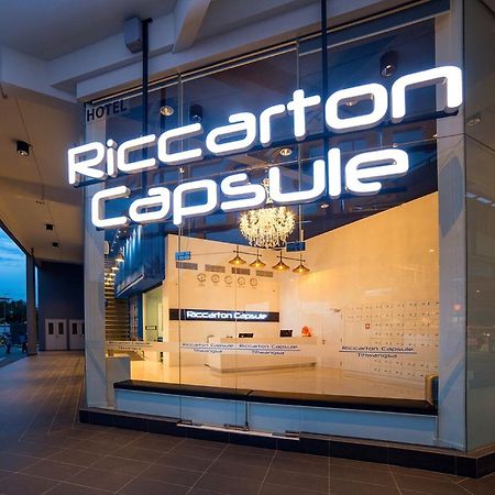 Riccarton Capsule Hotel Куала Лумпур Екстериор снимка