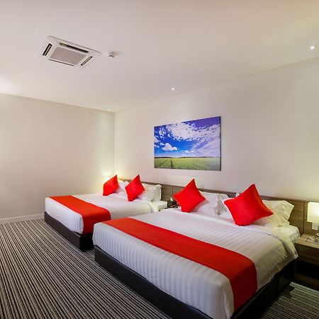 Riccarton Capsule Hotel Куала Лумпур Екстериор снимка