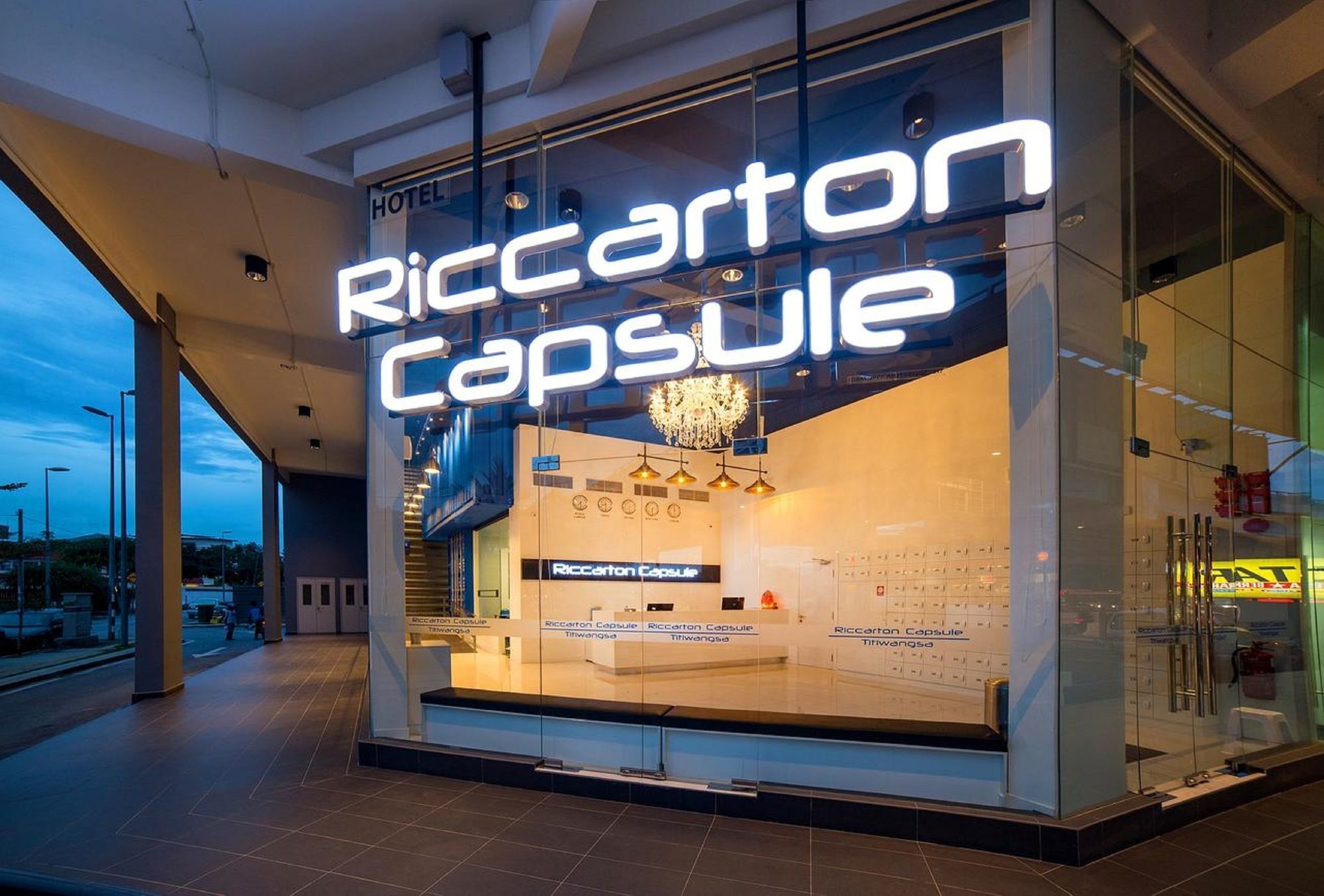 Riccarton Capsule Hotel Куала Лумпур Екстериор снимка