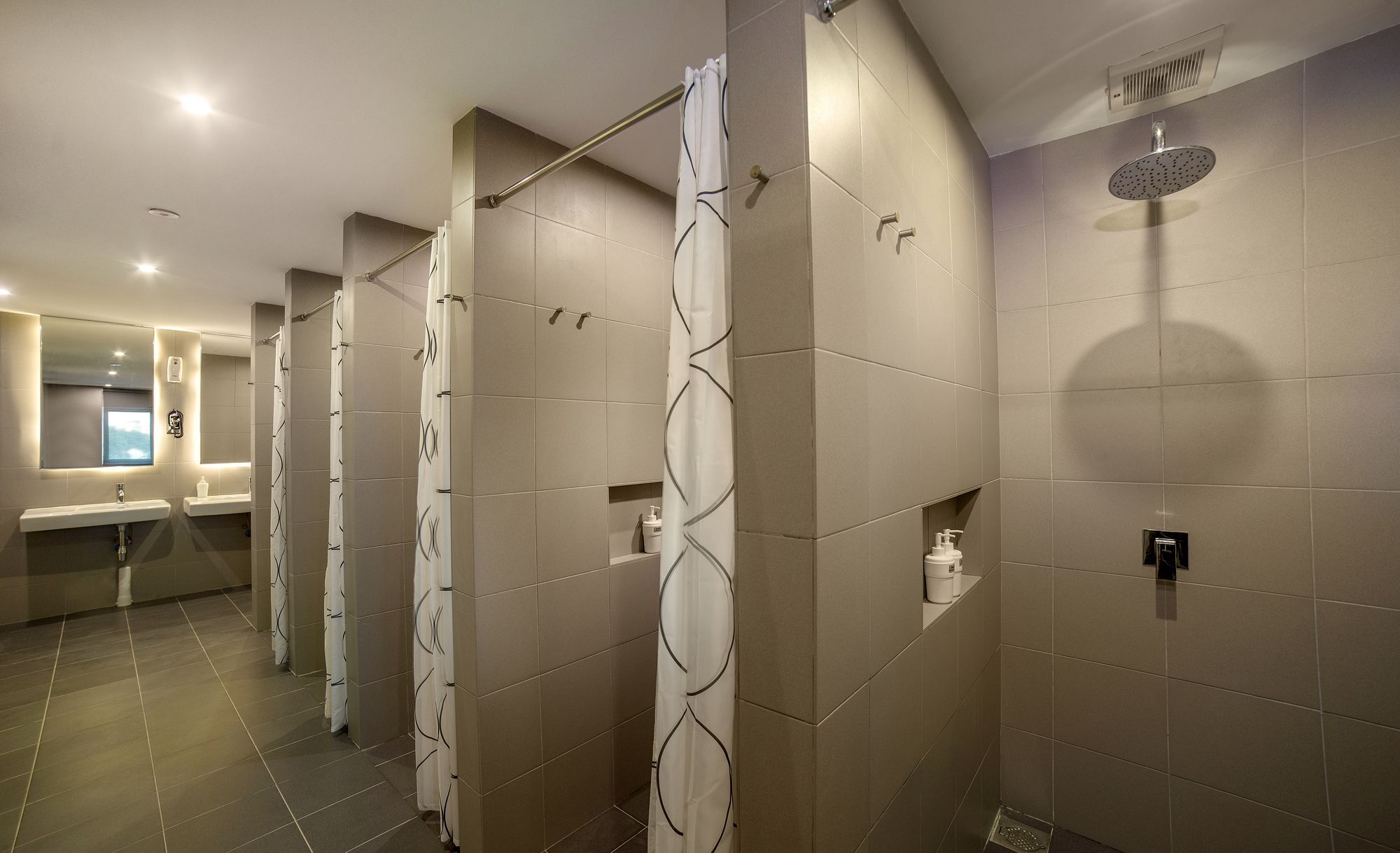 Riccarton Capsule Hotel Куала Лумпур Екстериор снимка