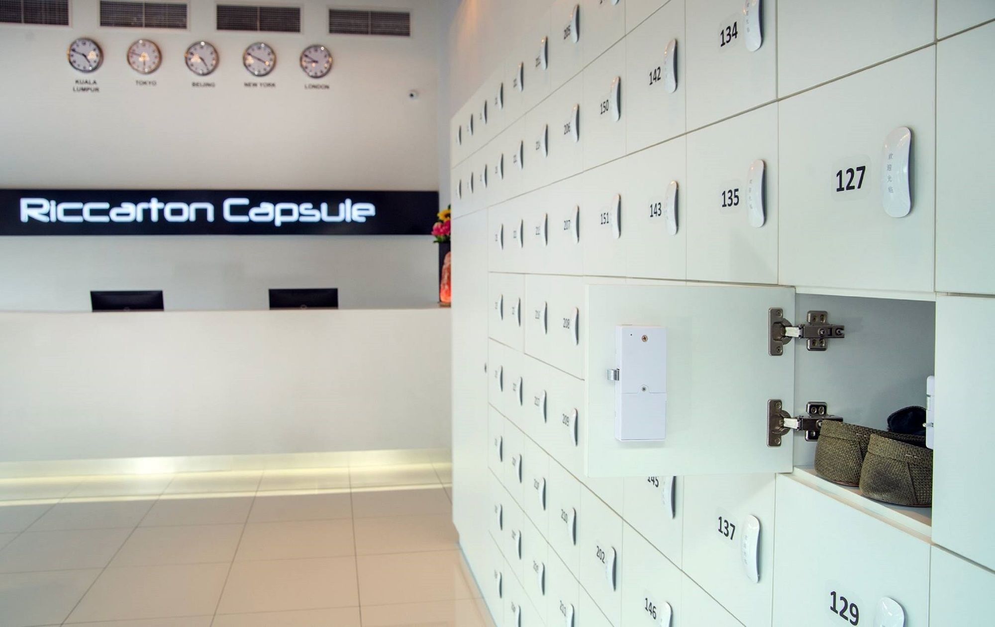 Riccarton Capsule Hotel Куала Лумпур Екстериор снимка