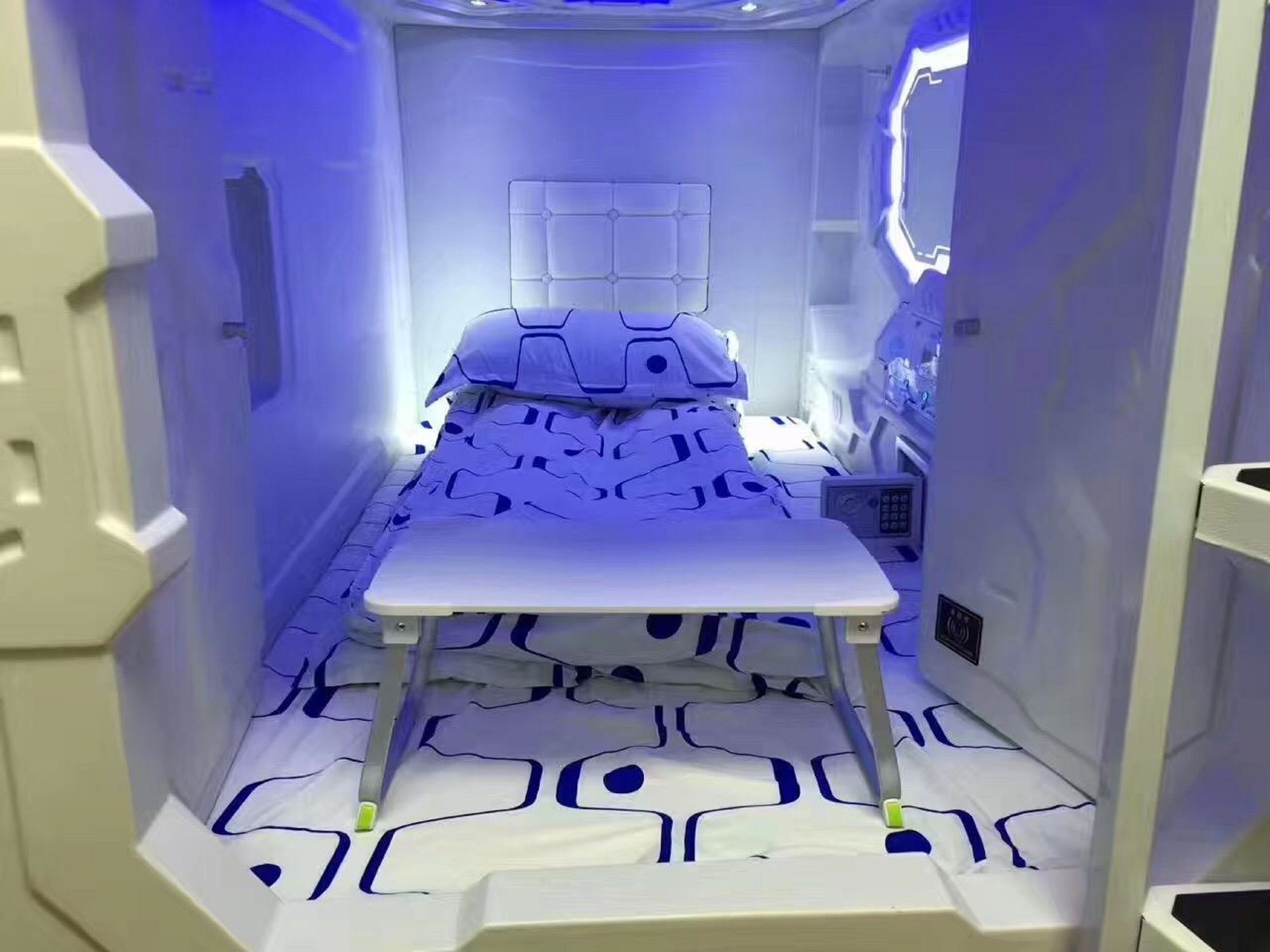 Riccarton Capsule Hotel Куала Лумпур Екстериор снимка